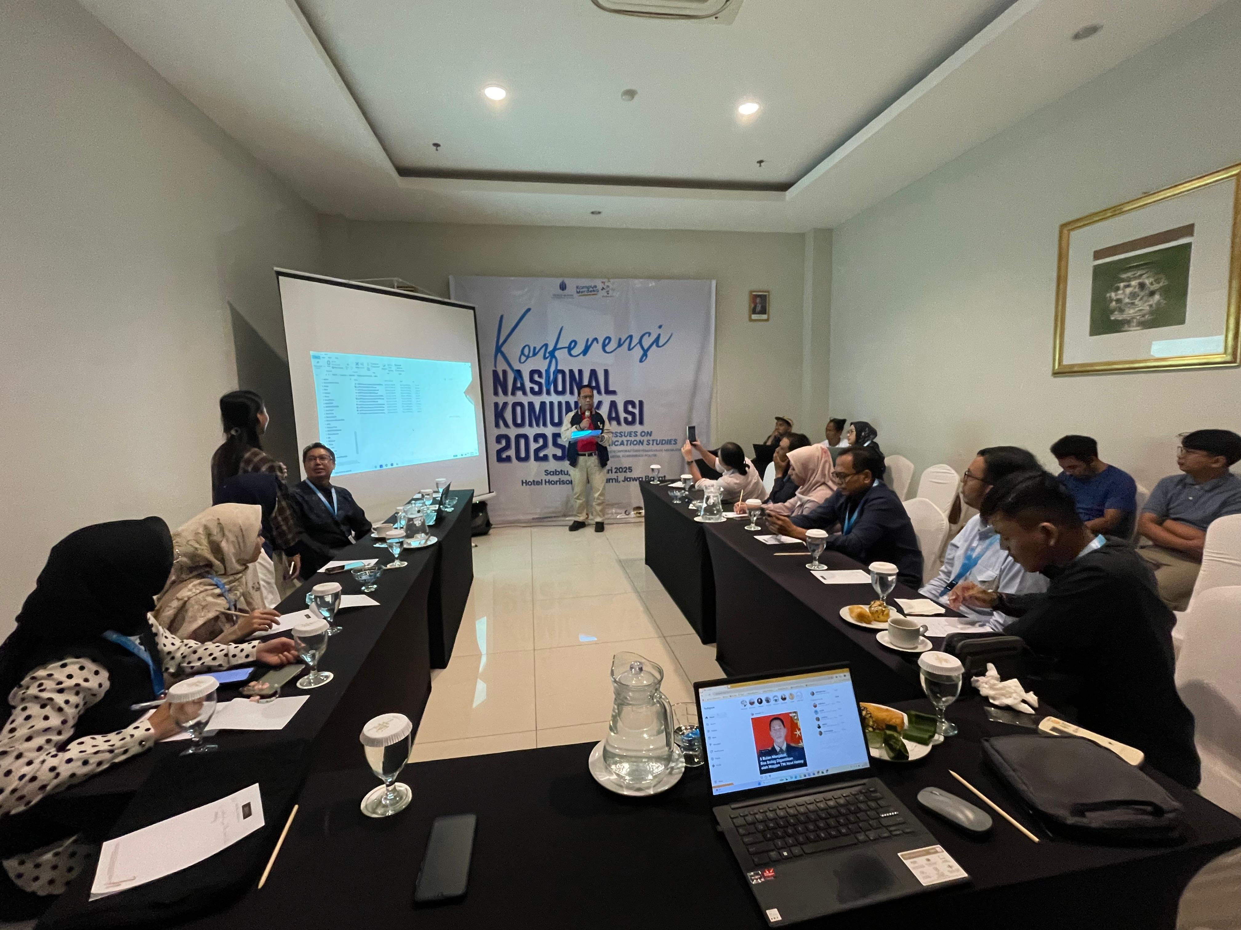 Dr. Afdal Makkuraga Putra M.M, M.Si memberikan arahan terkait presentasi yang telah dilakukan peserta konferensi.